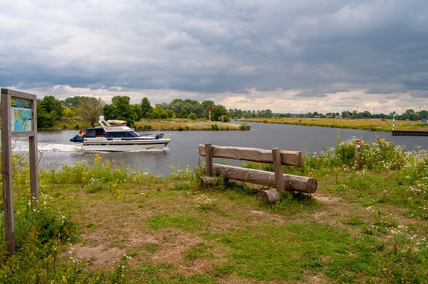 Bankje om uit te rusten met uitzicht op de Maas in RPMV